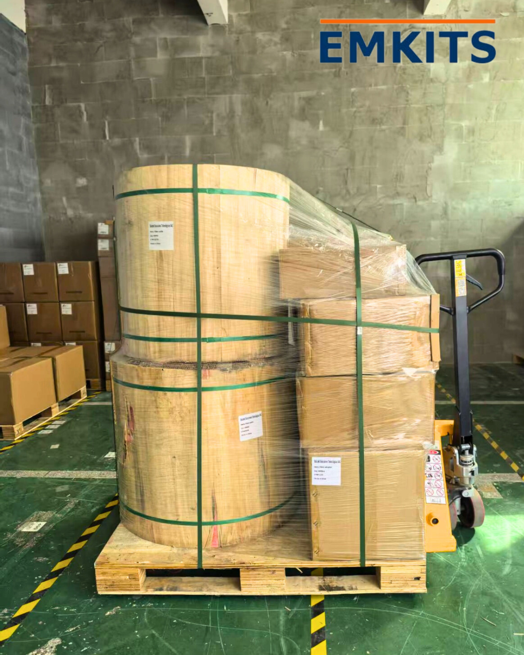 Bobinas de fibra óptica EMKITS listas para envío desde el hub de verificación en Perú.