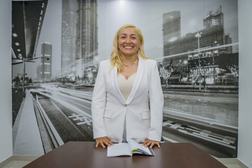 Ingeniera Doris Abad Córdova certificación EMKITS sostenibilidad tecnológica