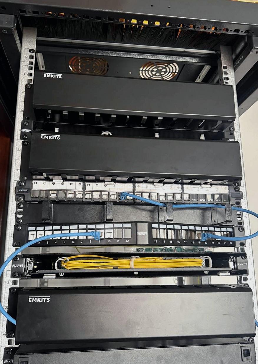 Rack de telecomunicaciones con componentes EMKITS instalados